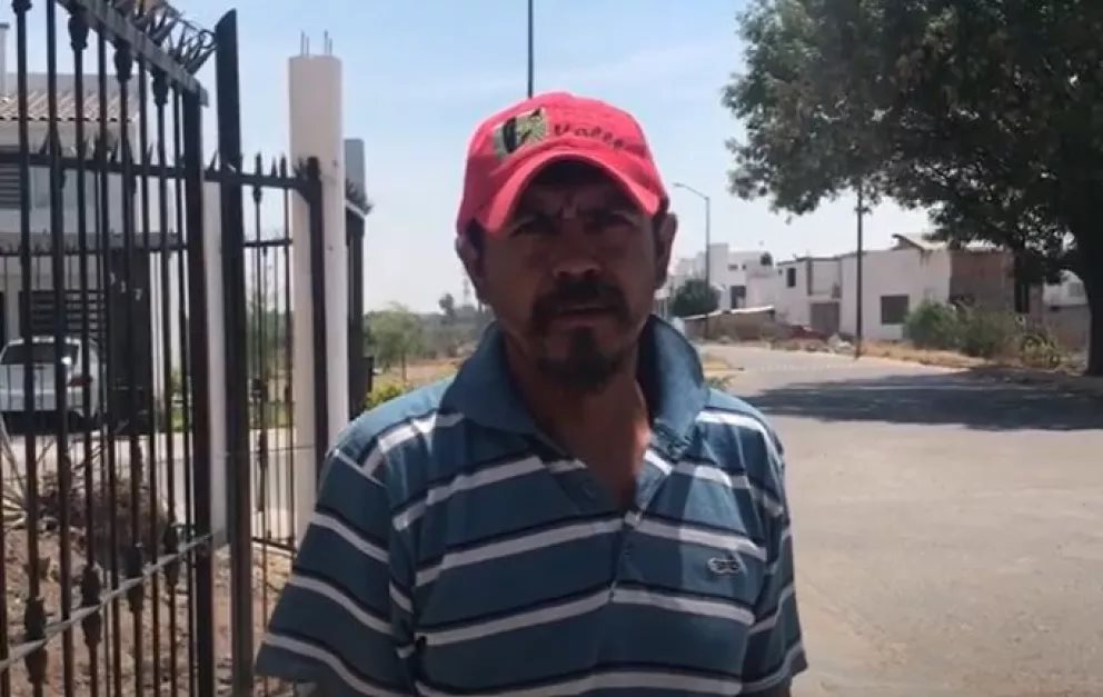 Así es como Pablo, un albañil que trabaja en el sector Barrancos de Culiacán, construye una esperanza para tener una vida mejor