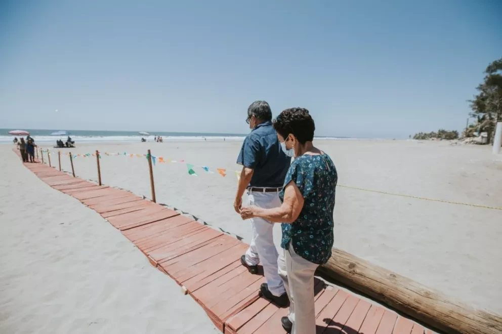 Con andadores en los principales accesos a la playa se permite un acceso fácil para todas las personas