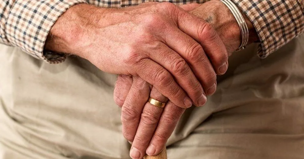 Buenas noticias para pacientes con Parkinson; caminar y dormir podría ser posible