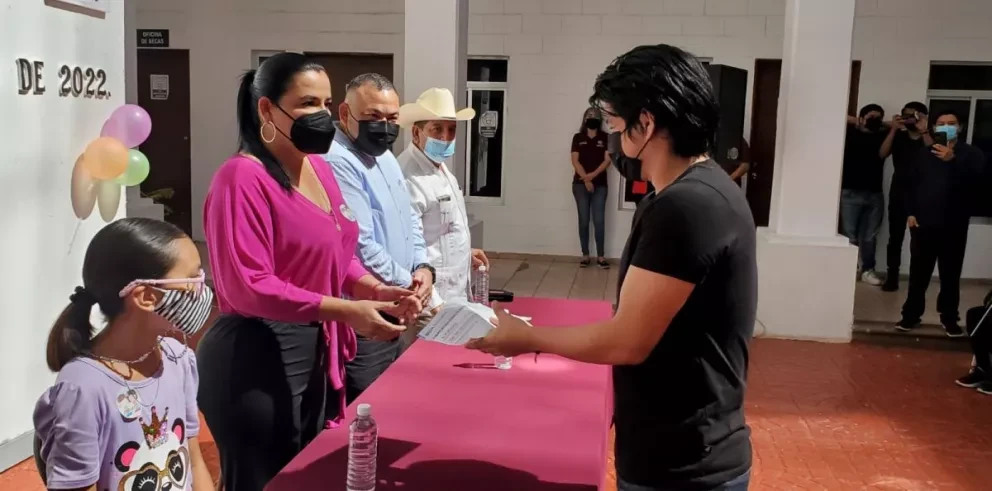 Entregan más de mil becas como reconocimiento a los estudiantes