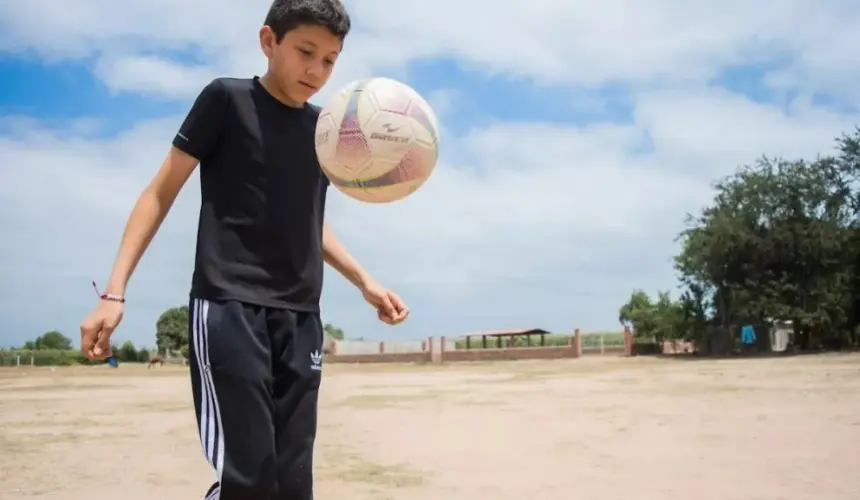 Raúl Enrique, el niño que sueña con ser futbolista profesional