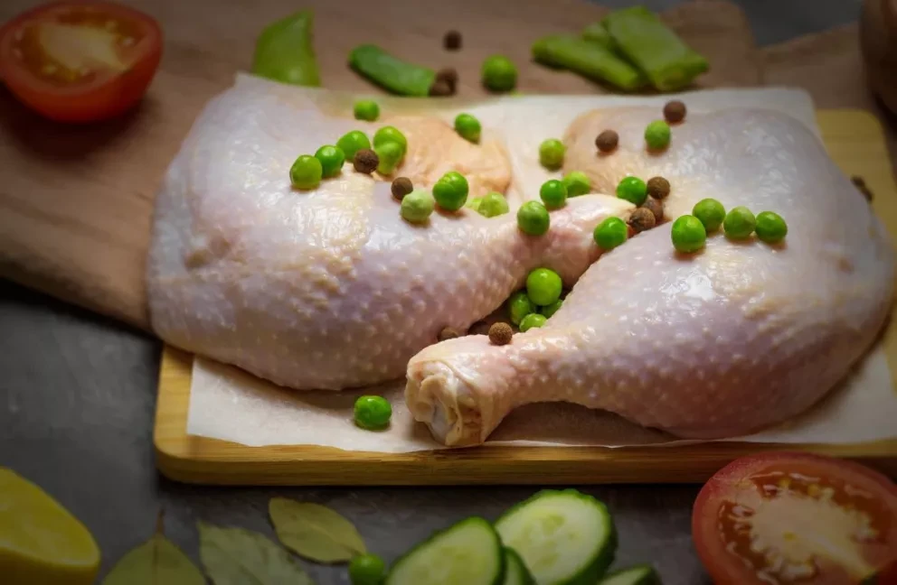 ¿Por qué no se debe lavar el pollo antes de cocinarlo? Te explicamos