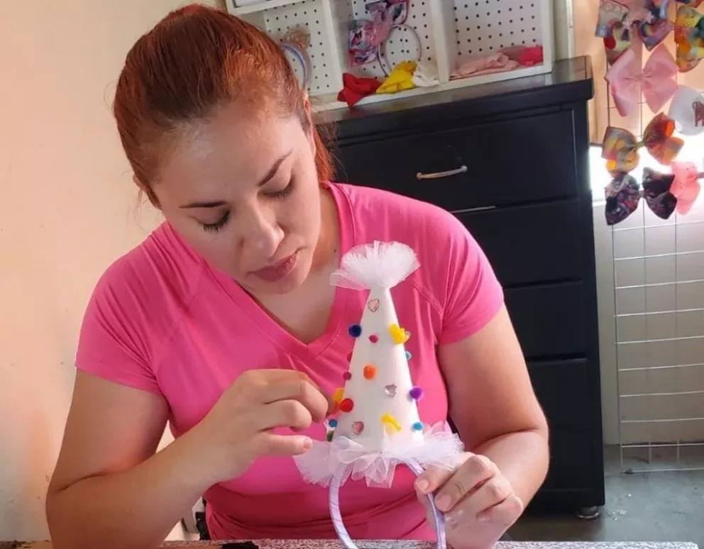 Hermosos moños y tiaras elabora Carmen.