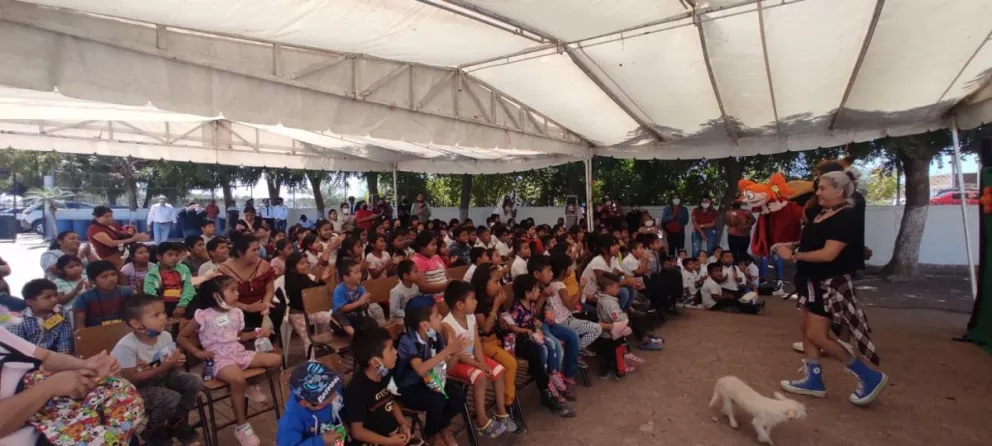 Niños disfrutan una divertida obra de teatro en Villa Juárez