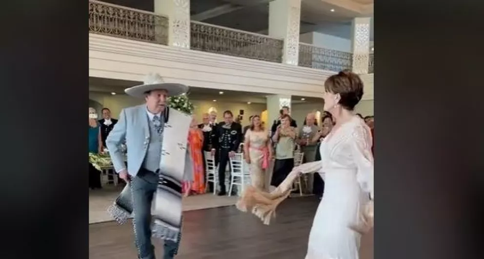 Matrimonio cumplen 50 años de casados y lo celebran bailando el jarabe tapatío.