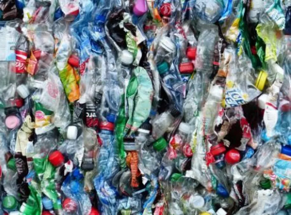 Científicos crean enzima rápida y eficiente para destruir botellas de plástico