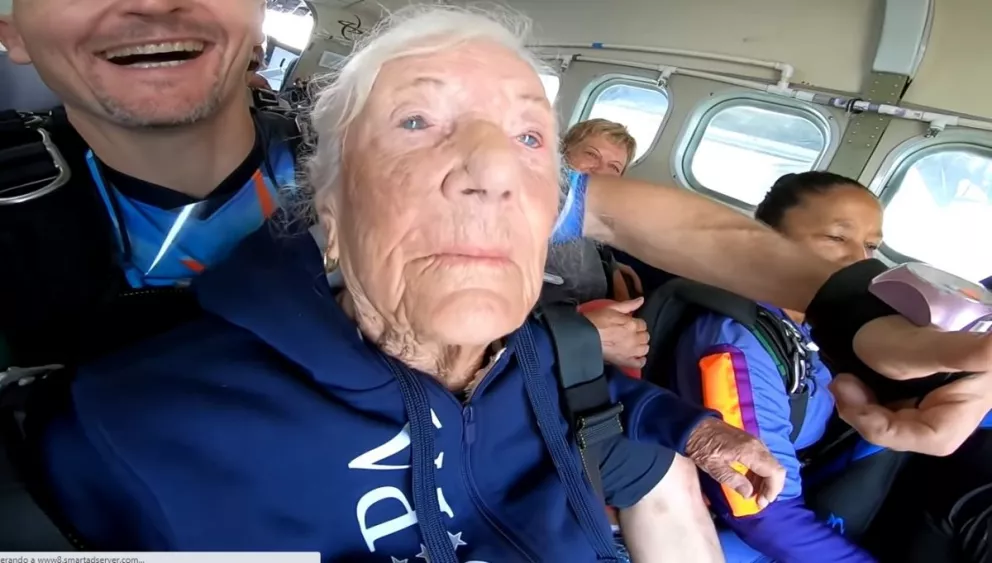 Mujer de 100 años se avienta de paracaídas para celebrar su cumpleaños número 100.