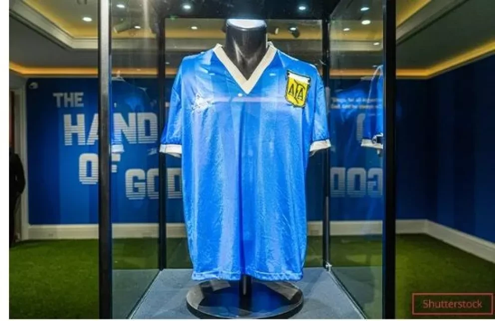 Playera del futbolista Diego Armando Maradona más cara del mundo.