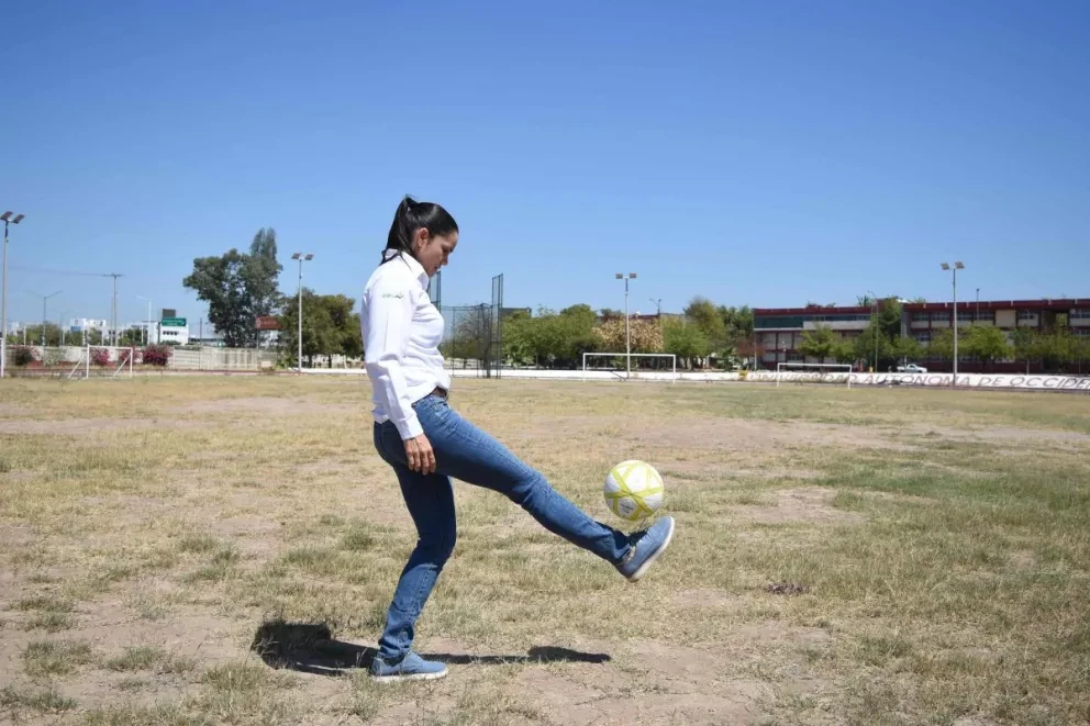 Nancy Peña pone en la cancha de juego a 1,200 hijos de jornaleros