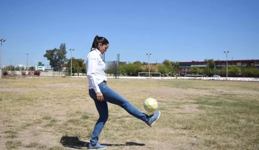 Nancy Peña pone en la cancha de juego a 1,200 hijos de jornaleros