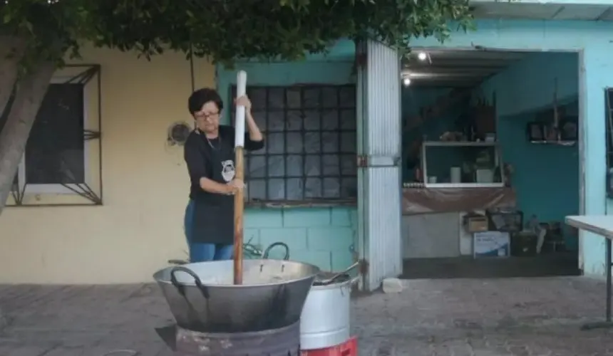 María Nela, 40 años poniendo el sabor de carnitas en el puerto de Altata, Navolato.