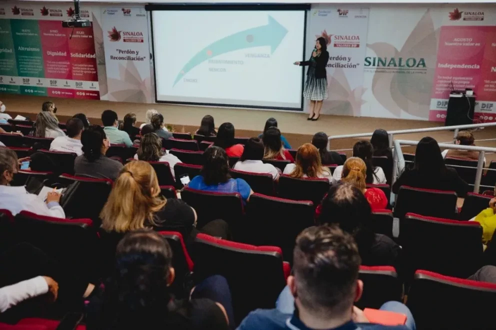 DIF ofrece conferencia a mamás sobre Reconciliación y Perdón