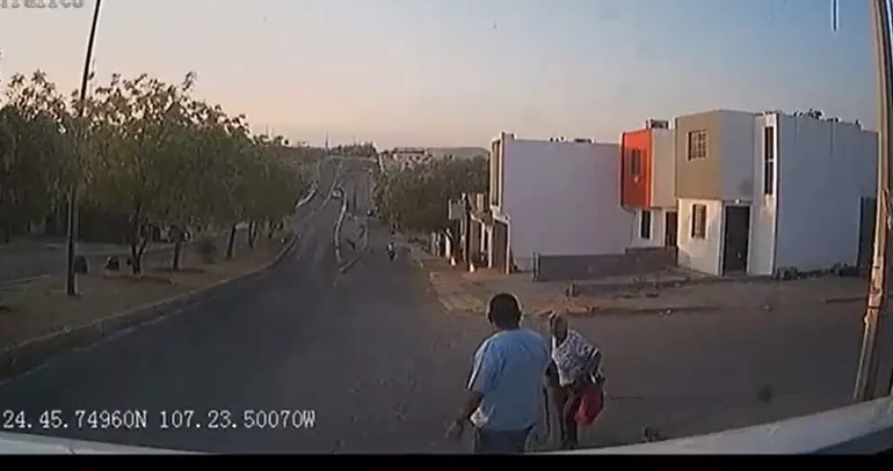 Momento en el que el chofer urbano ayuda a la mujer.