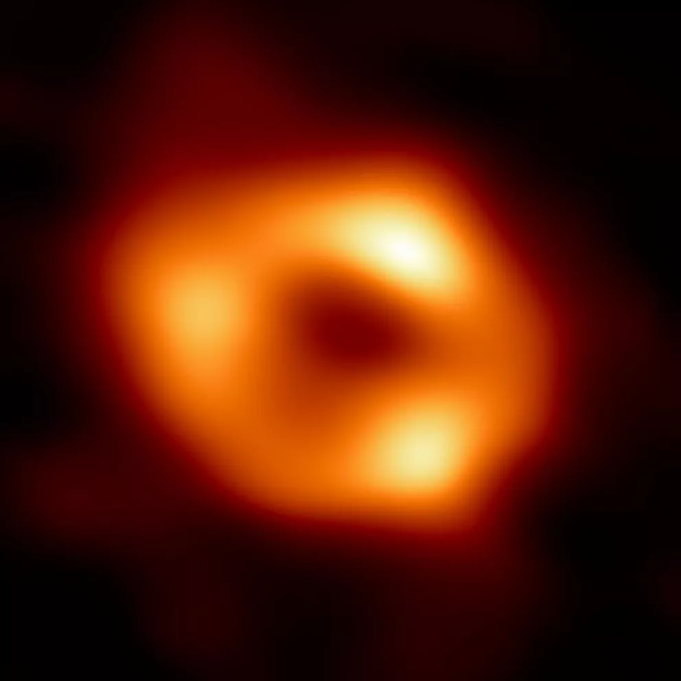Astronómos revelan la primera imagen del agujero negro en la Vía Láctea
