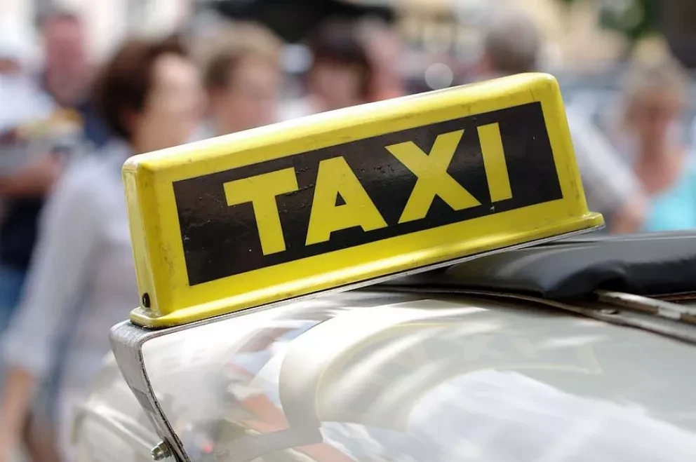Taxista pegó el Curriculum de su hija en el carro y logró que le llovieran ofertas de trabajo.