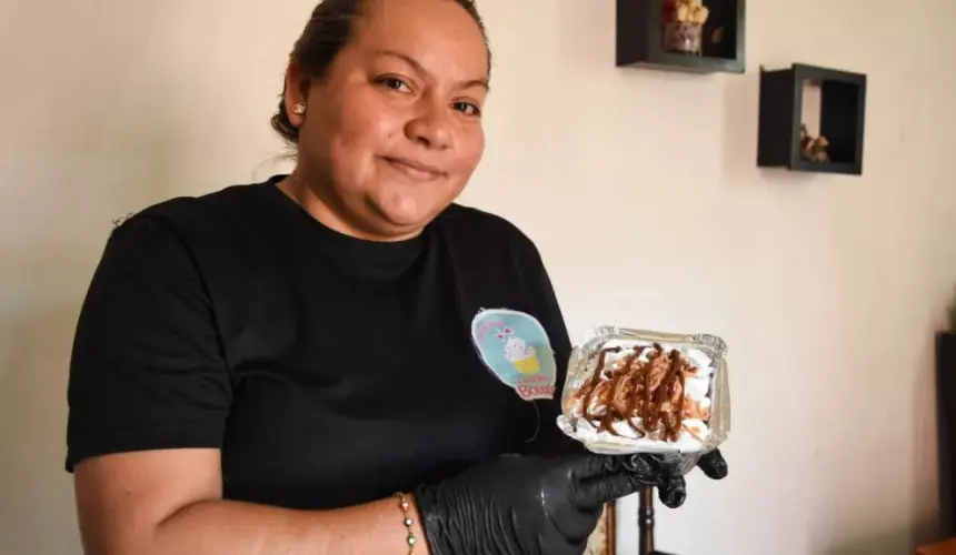 Con amor Rocío prepara pasteles para ayudar a su familia a salir adelante