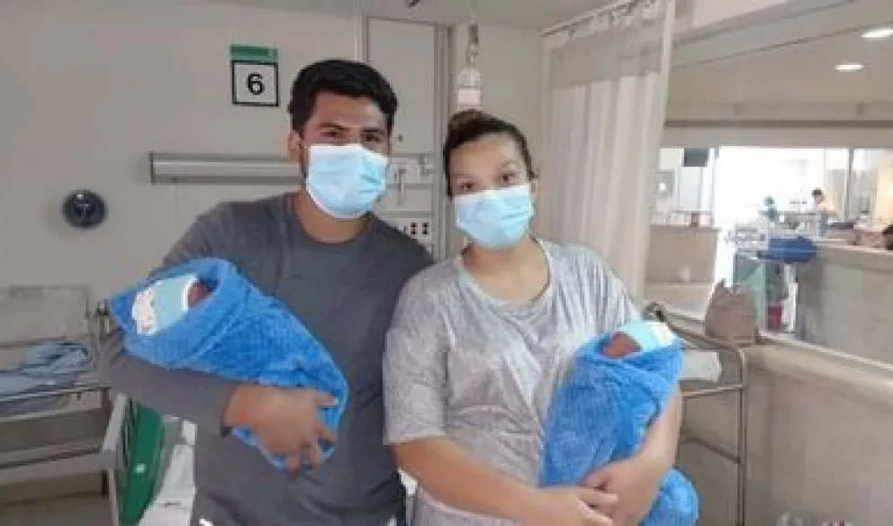 Los papás al lado de su hijos. Foto: IMSS