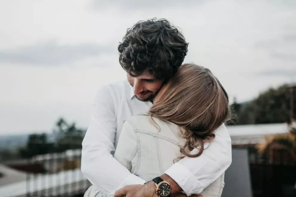 Las mujeres que abrazan a sus parejas se estrezan menos.