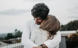Las mujeres que abrazan a sus parejas se estresan menos
