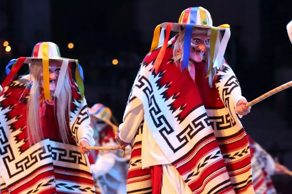 Sorprenden personas de la tercera edad bailando la danza de Los Viejitos