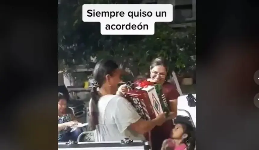 Hijos le regalan a su mamá un acordeón y ella rompe en llanto.