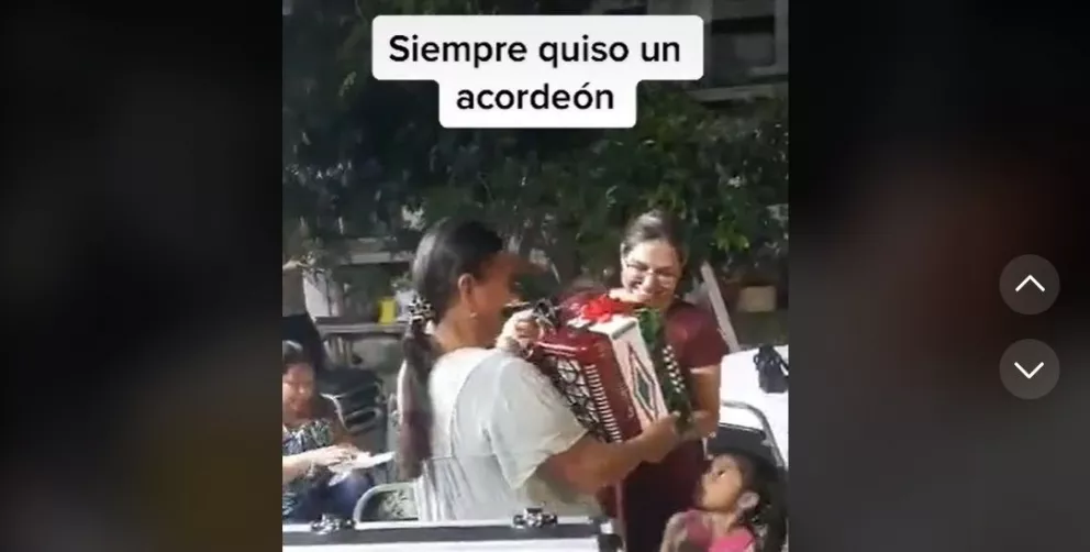 Hijos le regalan a su mamá un acordeón y ella rompe en llanto.