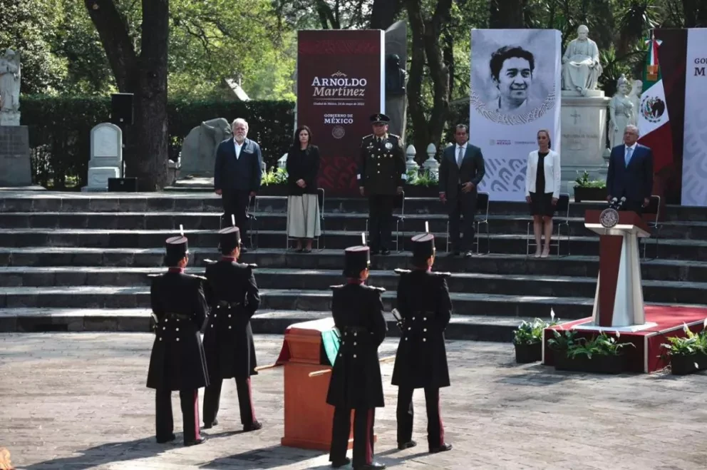 Coloca AMLO restos del mocoritense Arnoldo Martínez en rotonda de Personas ilustres