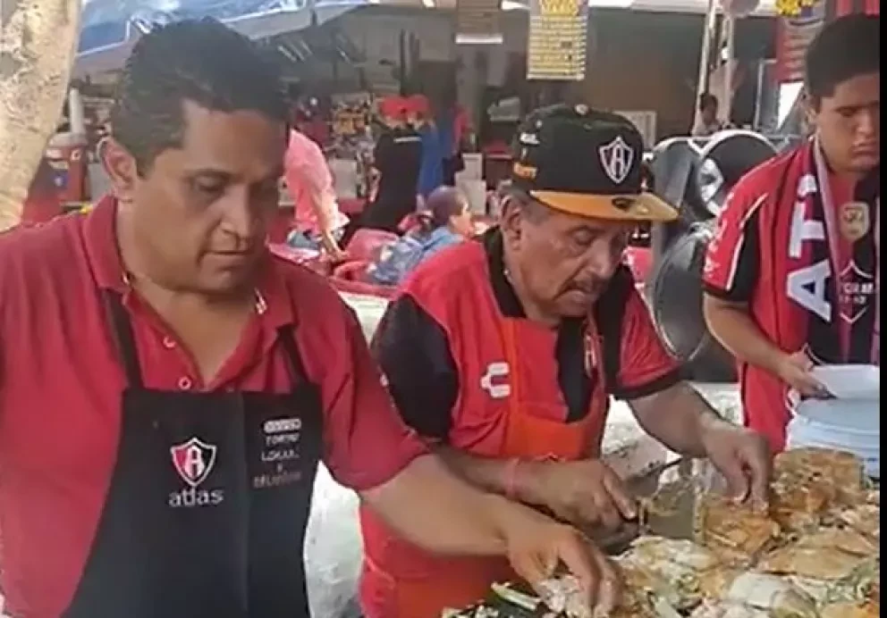 Don Chava regala 300 tortas a los aficionados del Atlas.