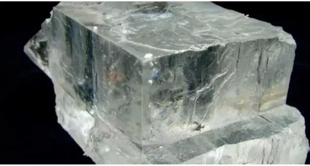 Científicos planean abrir cristal de 830 millones de años que contiene microorganismos vivos.