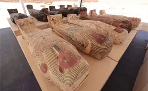 Arqueólogos hallan un gran tesoro arqueológico; son estatuas de bronce más grandes de la historia en Saqqara