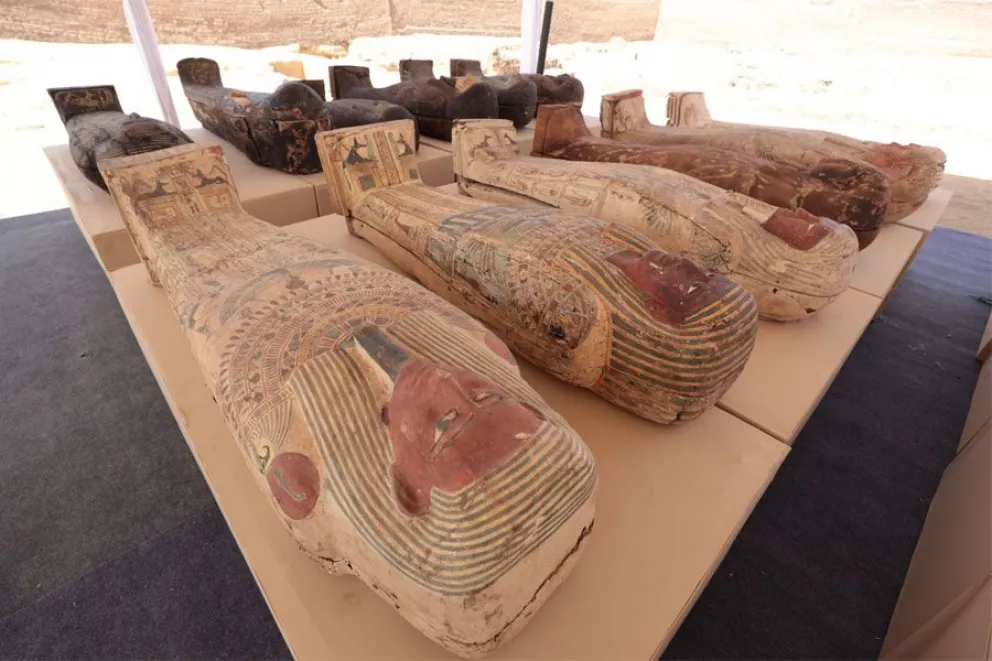 Arqueólogos hallan un gran tesoro arqueológico; son estatuas de bronce más grandes de la historia en Saqqara.