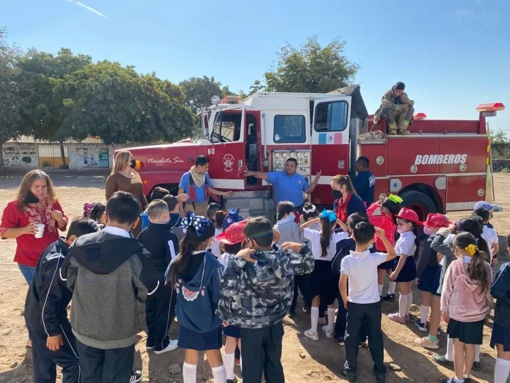 Bomberos enseñan a los niños a cuidarse de un incendio