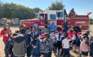 Bomberos enseñan a los niños a cuidarse de un incendio