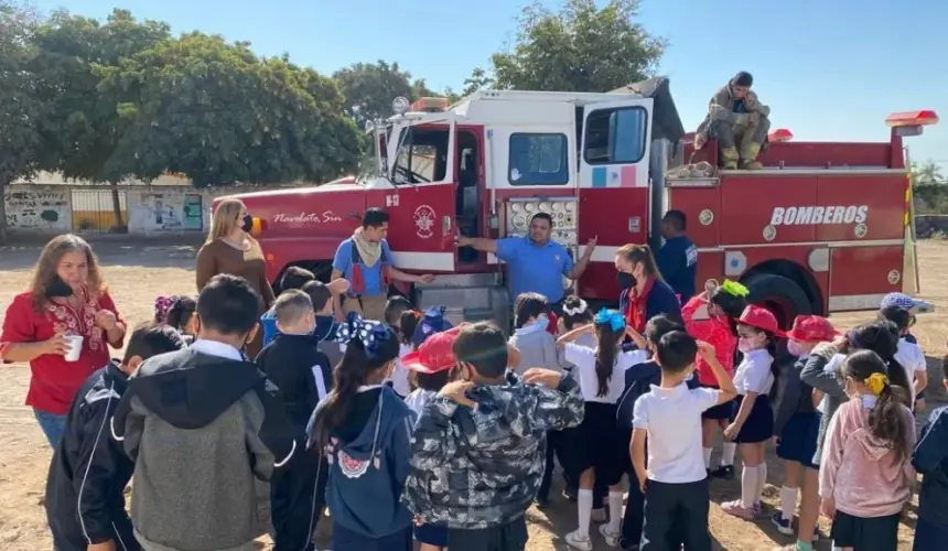 Bomberos enseñan a los niños a cuidarse de un incendio