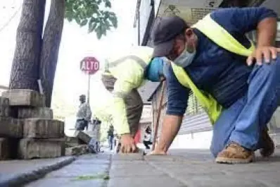 Rehabilitan las banquetas del primer cuadro de la ciudad