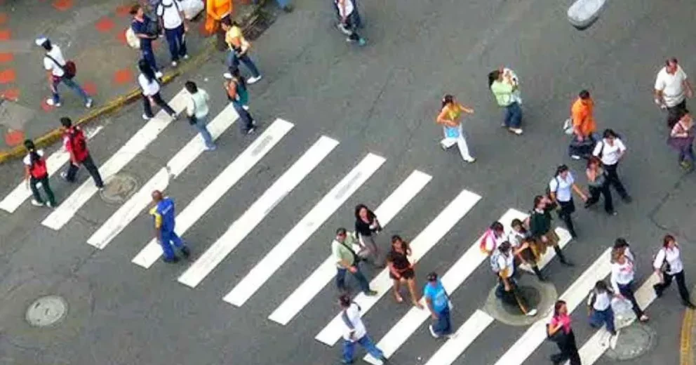 ¡Cuidado al cruzar! Si vas caminando también tienes reglas viales