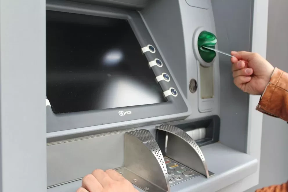 ¿El cajero se tragó tu dinero? Paso a paso para recuperarlo y reportarlo al Banco