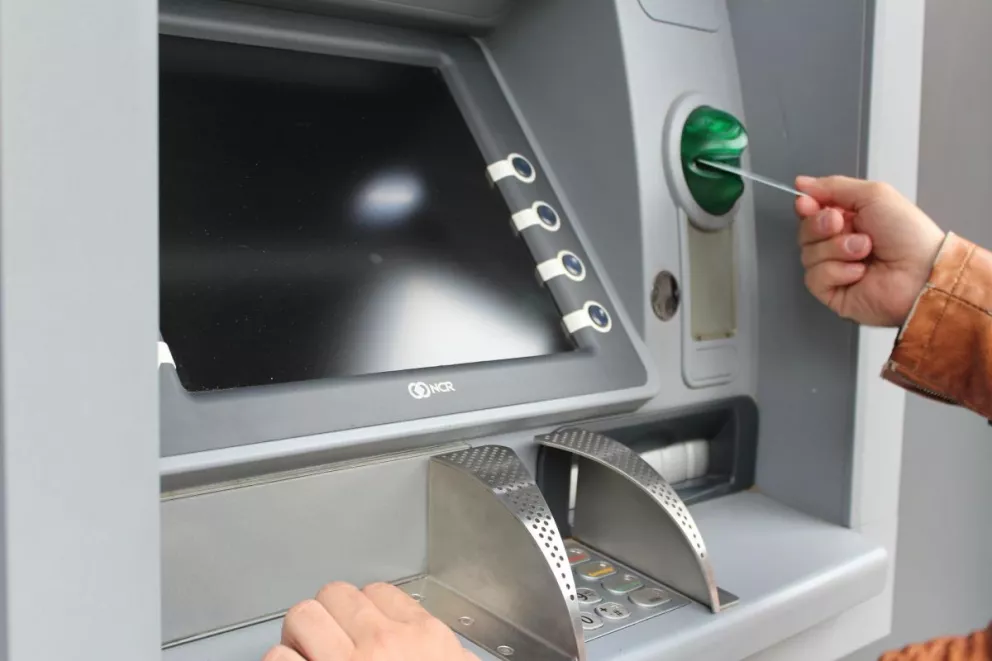 ¿El cajero se tragó tu dinero? Paso a paso para recuperarlo y reportarlo al Banco
