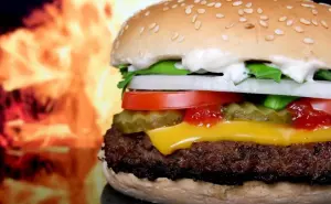 ¿Con hambre? Revelan el secreto para hacer las famosas hamburguesas de Carls Jr