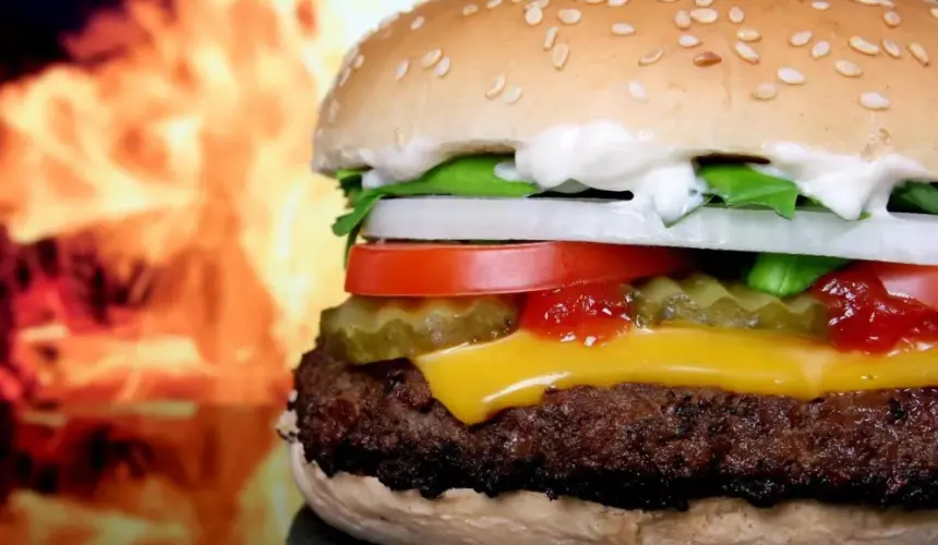 ¿Con hambre? Revelan el secreto para hacer las famosas hamburguesas de Carls Jr