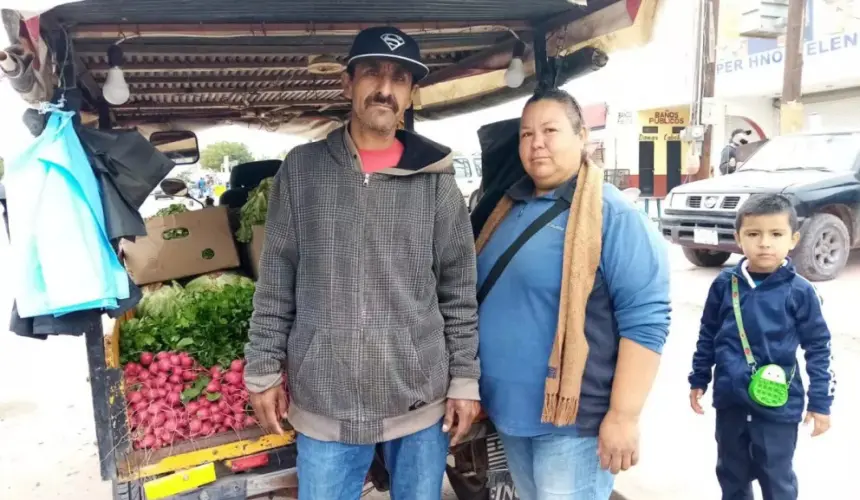 Con verduras de traspatio Yadira y Juan cumplen 25 años de comerciantes en Villa Juárez