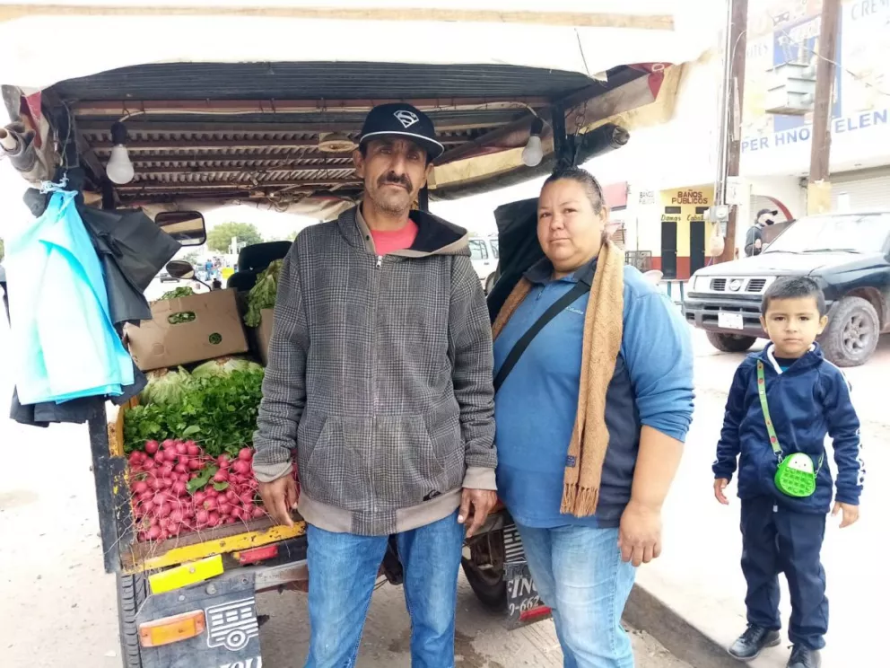 Con verduras de traspatio Yadira y Juan cumplen 25 años de comerciantes en Villa Juárez