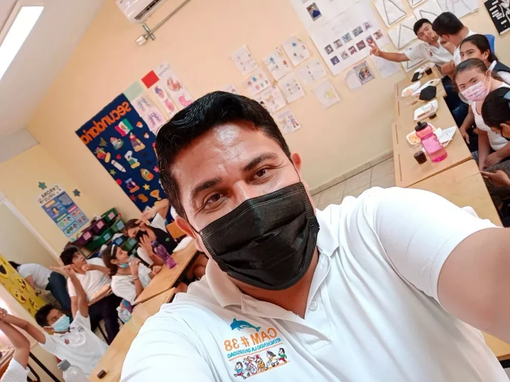Maestro sinaloense se incapacita y al regresar sus alumnos especiales le dan calurosa bienvenida