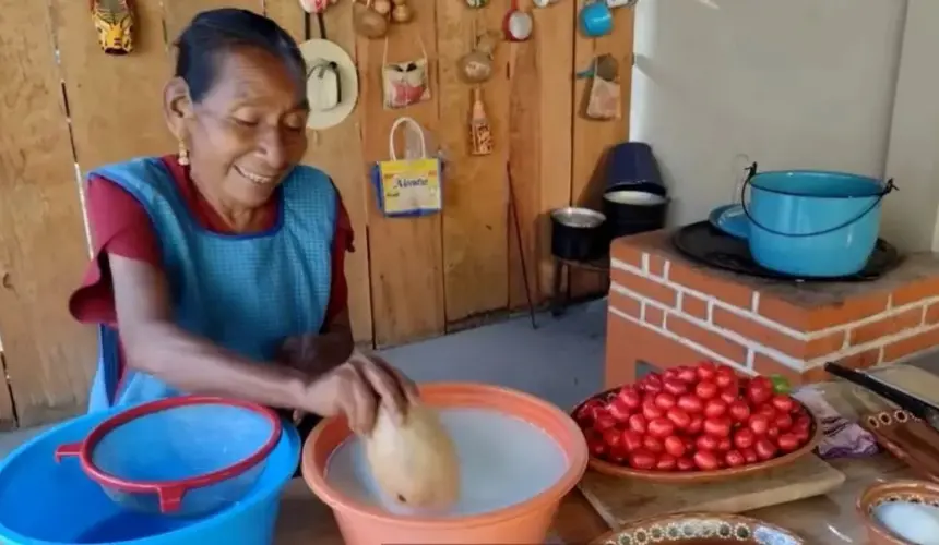 La ciruela roja es una fruta que en estos momentos está temporada; anímate en preparar este rico atole.