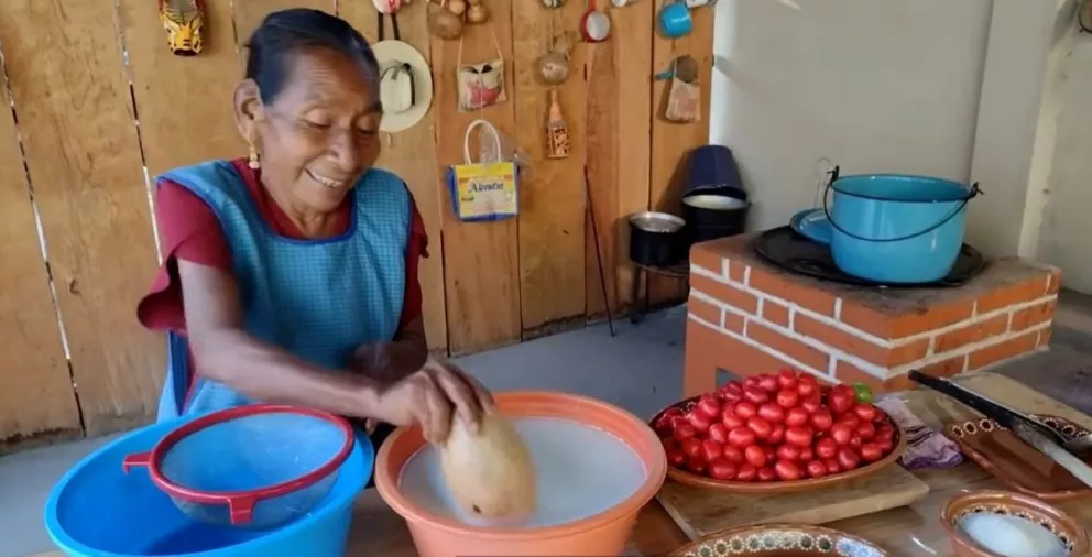 La ciruela roja es una fruta que en estos momentos está temporada; anímate en preparar este rico atole.