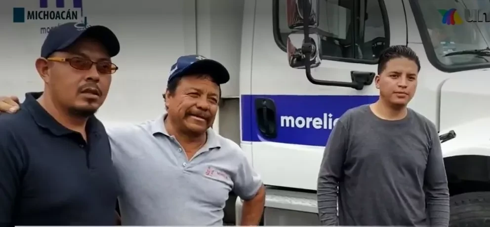 Hombre en Michoacán tira por error sus ahorros a la basura y recolectores de basura se lo regresan.