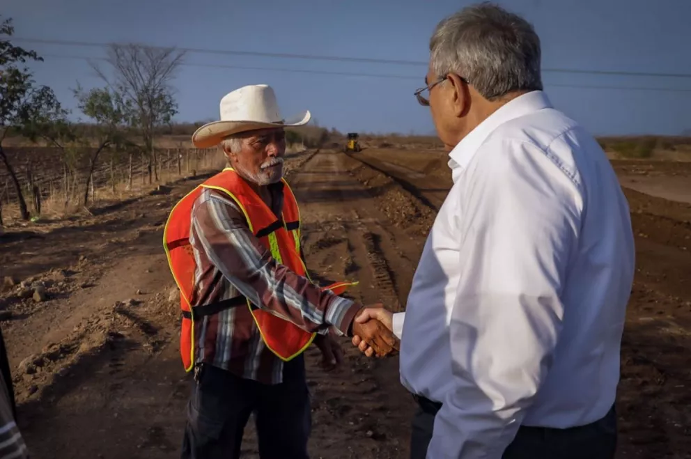Supervisa Rocha la construcción de carretera Caitime-El Progreso Mocorito