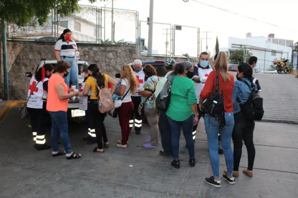 Veteranos de Cruz Roja llevan esperanza y amor a hospitales de Culiacán. Fotos: Cruz Roja Culiacán