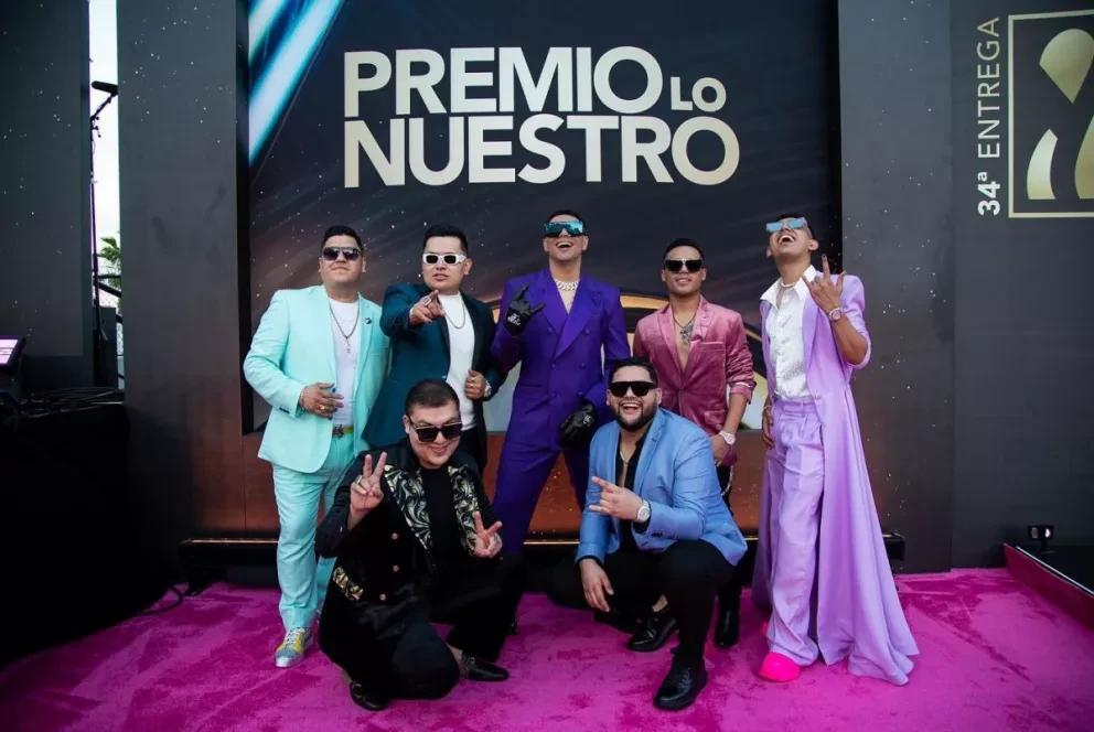 Grupo Firme cantando en el metro de Nueva York causa sensación.