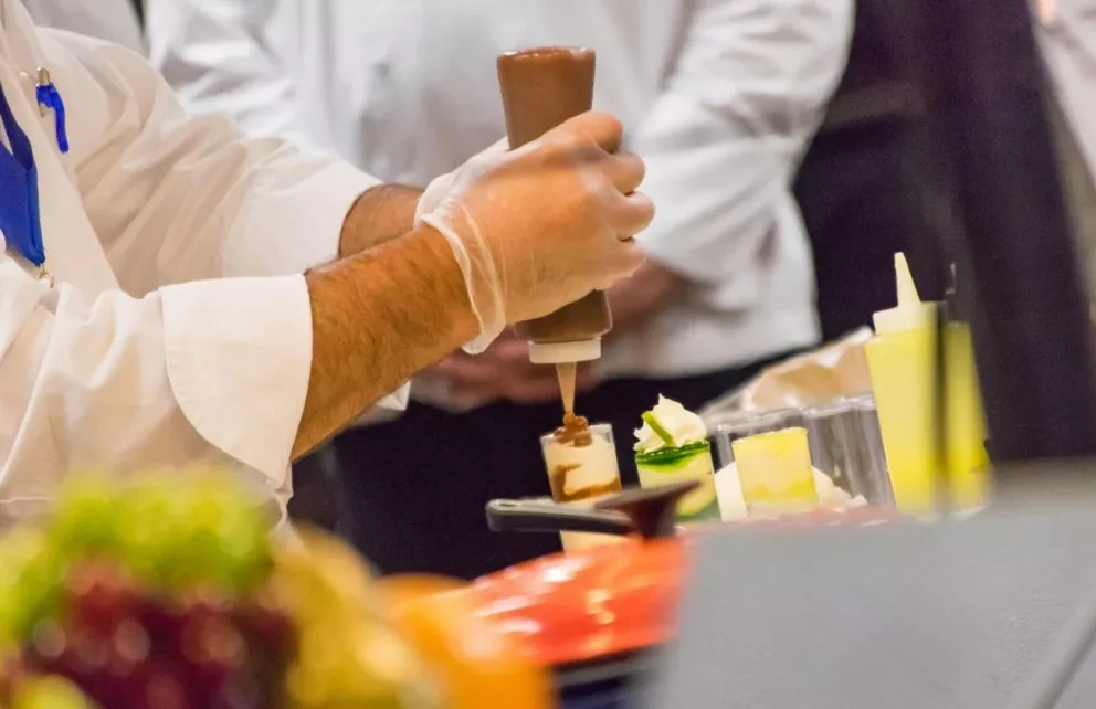 Restaurante en Canadá busca cocineros mexicanos; el sueldo es de 37 mil pesos mensuales.